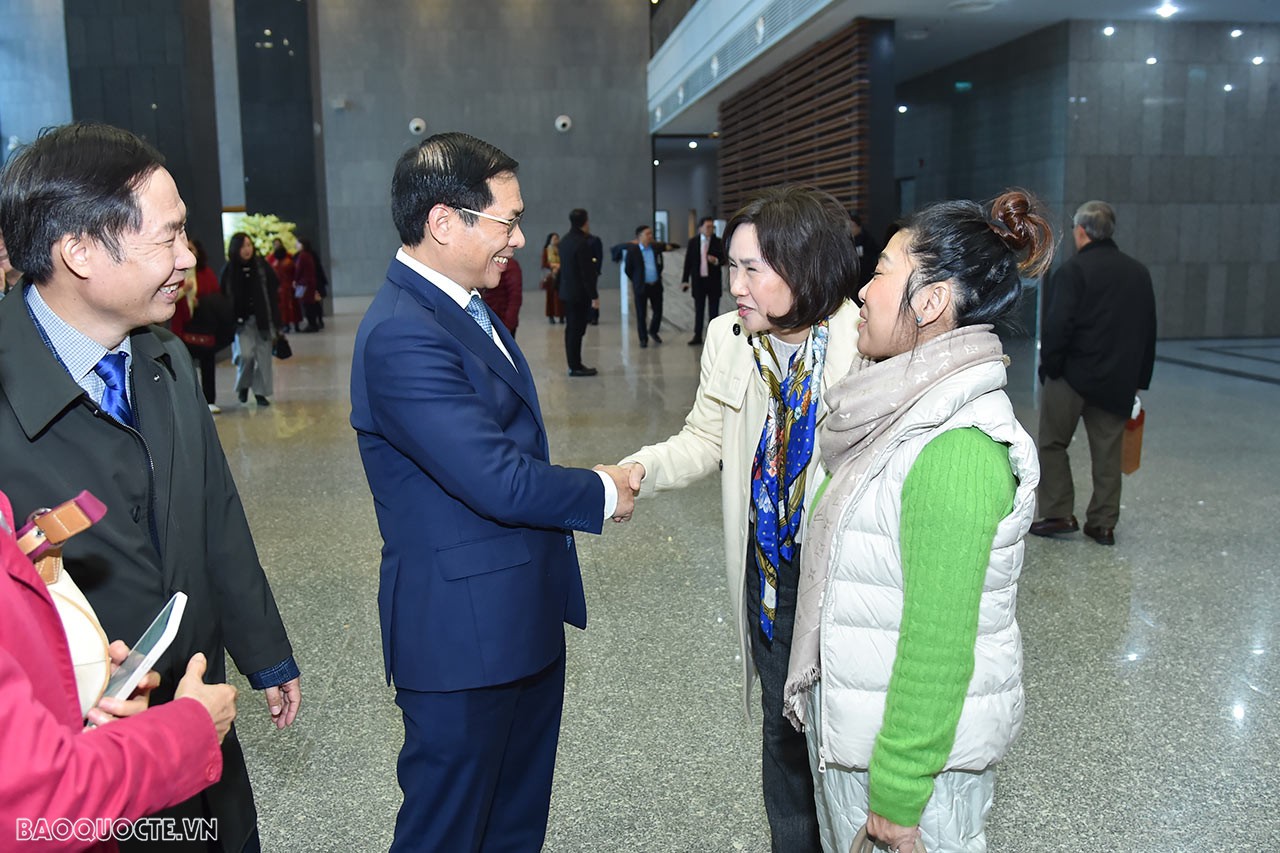 Cán bộ hưu trí phấn khởi và tự hào trước thành tựu của ngành Ngoại giao Cán bộ hưu trí phấn khởi và tự hào trước thành tựu của ngành Ngoại giao