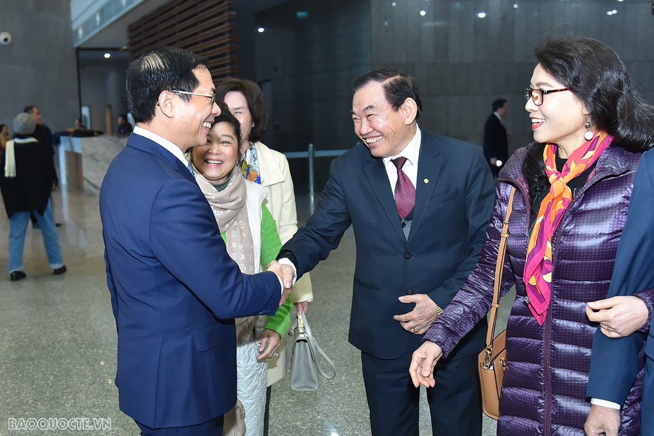 Cán bộ hưu trí phấn khởi và tự hào trước thành tựu của ngành Ngoại giao Cán bộ hưu trí phấn khởi và tự hào trước thành tựu của ngành Ngoại giao