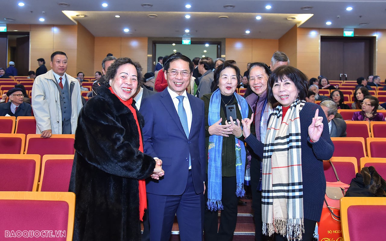 Cán bộ hưu trí phấn khởi và tự hào trước thành tựu của ngành Ngoại giao Cán bộ hưu trí phấn khởi và tự hào trước thành tựu của ngành Ngoại giao