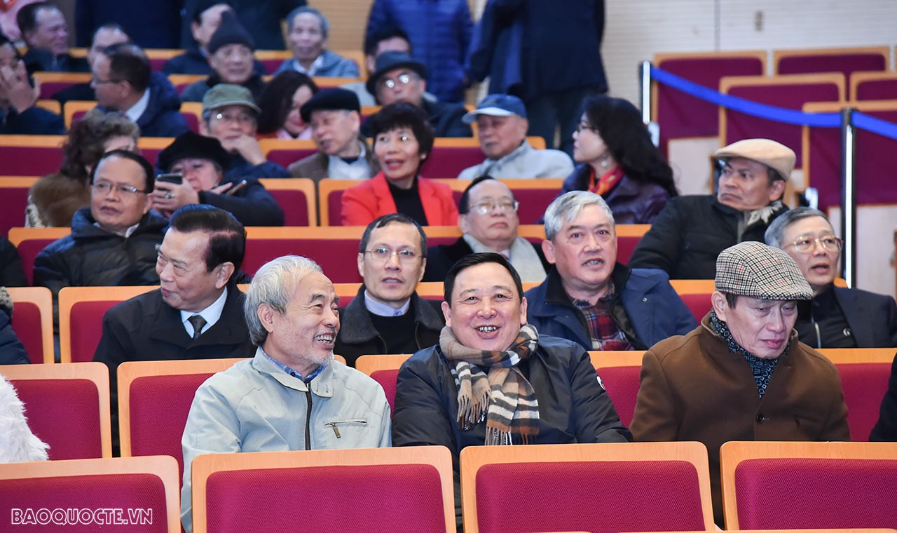 Cán bộ hưu trí phấn khởi và tự hào trước thành tựu của ngành Ngoại giao Cán bộ hưu trí phấn khởi và tự hào trước thành tựu của ngành Ngoại giao