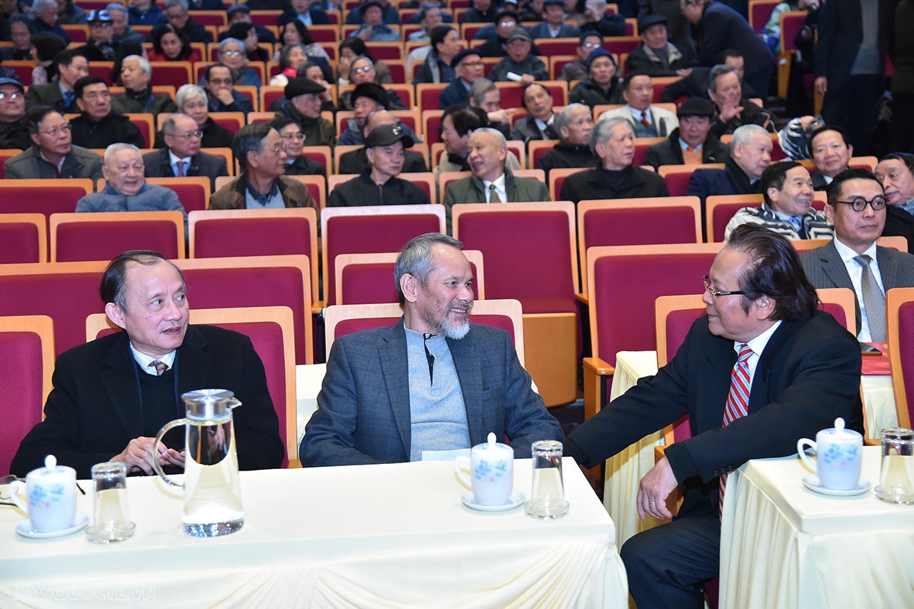 Cán bộ hưu trí phấn khởi và tự hào trước thành tựu của ngành Ngoại giao Cán bộ hưu trí phấn khởi và tự hào trước thành tựu của ngành Ngoại giao