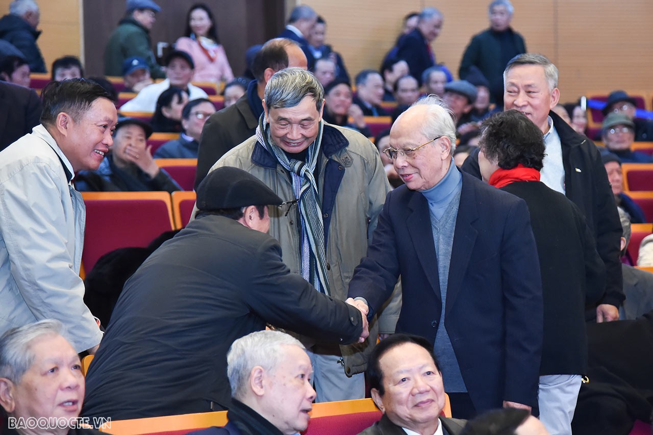 Cán bộ hưu trí phấn khởi và tự hào trước thành tựu của ngành Ngoại giao Cán bộ hưu trí phấn khởi và tự hào trước thành tựu của ngành Ngoại giao