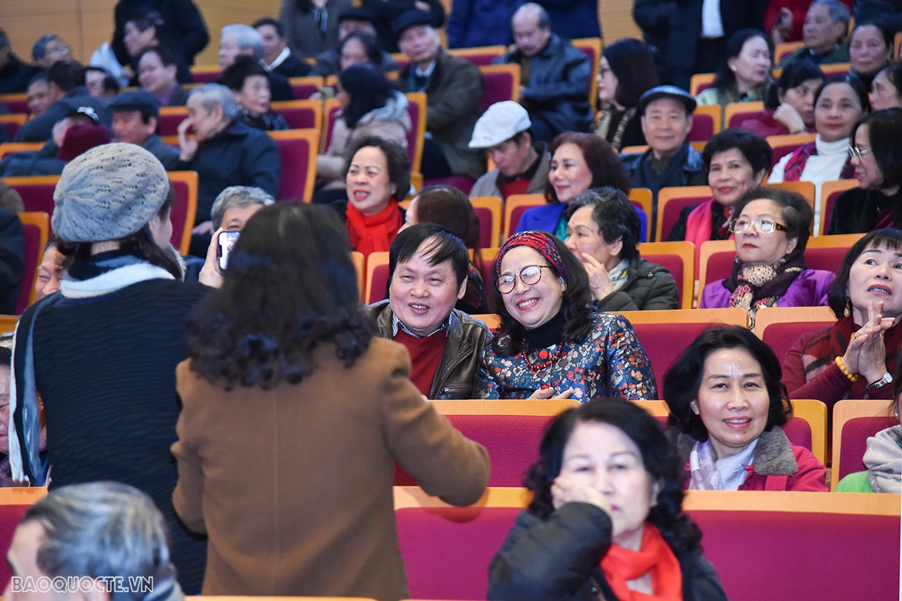 Cán bộ hưu trí phấn khởi và tự hào trước thành tựu của ngành Ngoại giao Cán bộ hưu trí phấn khởi và tự hào trước thành tựu của ngành Ngoại giao