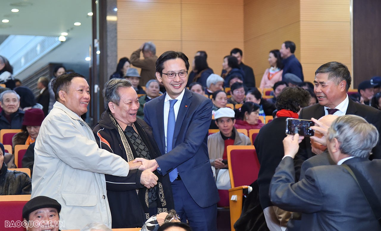 Cán bộ hưu trí phấn khởi và tự hào trước thành tựu của ngành Ngoại giao Cán bộ hưu trí phấn khởi và tự hào trước thành tựu của ngành Ngoại giao