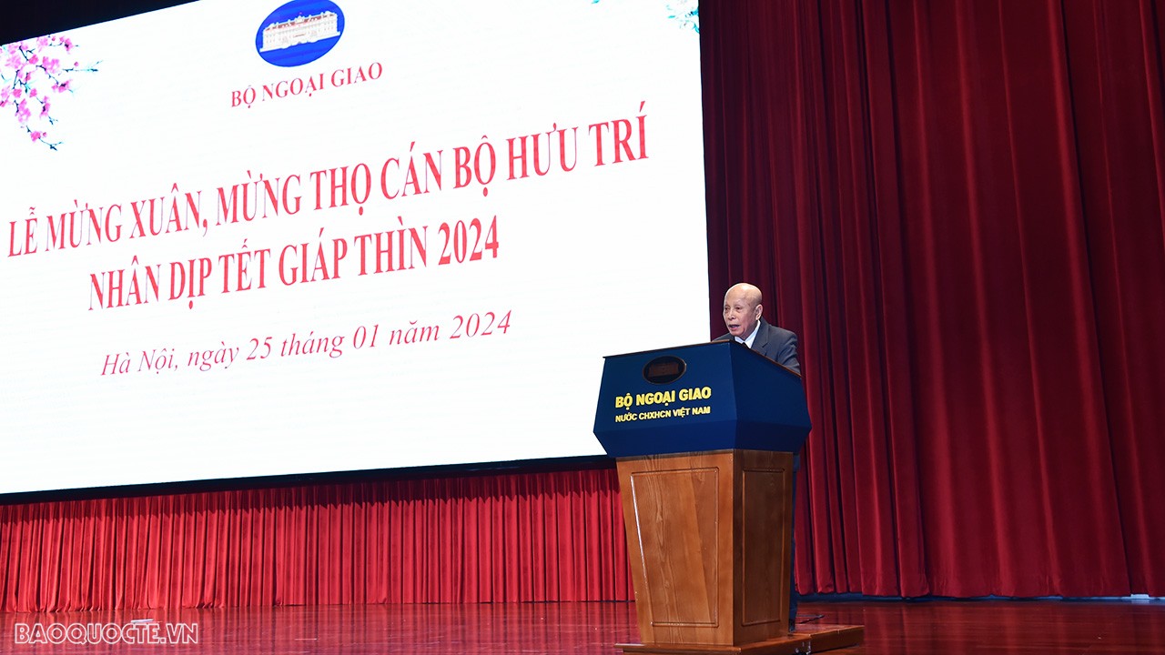 Cán bộ hưu trí phấn khởi và tự hào trước thành tựu của ngành Ngoại giao Cán bộ hưu trí phấn khởi và tự hào trước thành tựu của ngành Ngoại giao