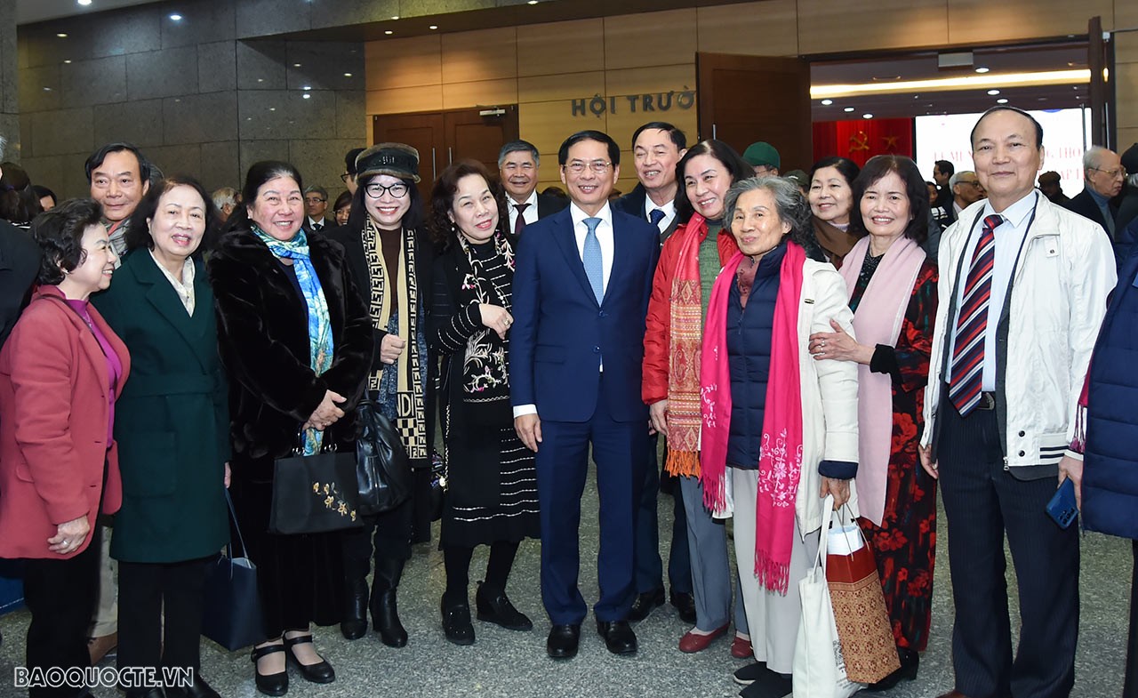 Cán bộ hưu trí phấn khởi và tự hào trước thành tựu của ngành Ngoại giao Cán bộ hưu trí phấn khởi và tự hào trước thành tựu của ngành Ngoại giao