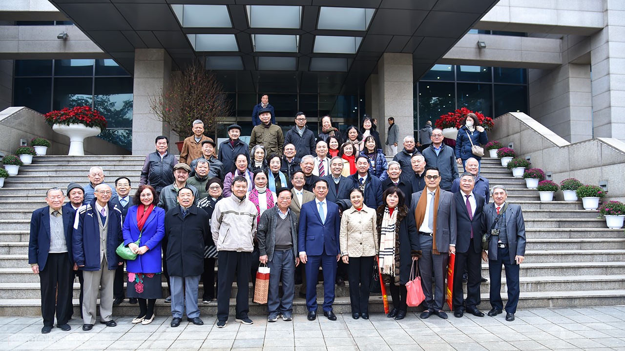 Cán bộ hưu trí phấn khởi và tự hào trước thành tựu của ngành Ngoại giao Cán bộ hưu trí phấn khởi và tự hào trước thành tựu của ngành Ngoại giao