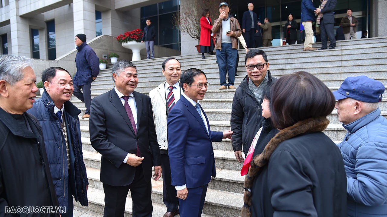 Cán bộ hưu trí phấn khởi và tự hào trước thành tựu của ngành Ngoại giao Cán bộ hưu trí phấn khởi và tự hào trước thành tựu của ngành Ngoại giao