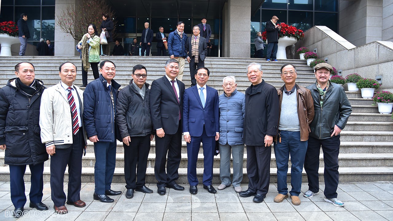 Cán bộ hưu trí phấn khởi và tự hào trước thành tựu của ngành Ngoại giao Cán bộ hưu trí phấn khởi và tự hào trước thành tựu của ngành Ngoại giao