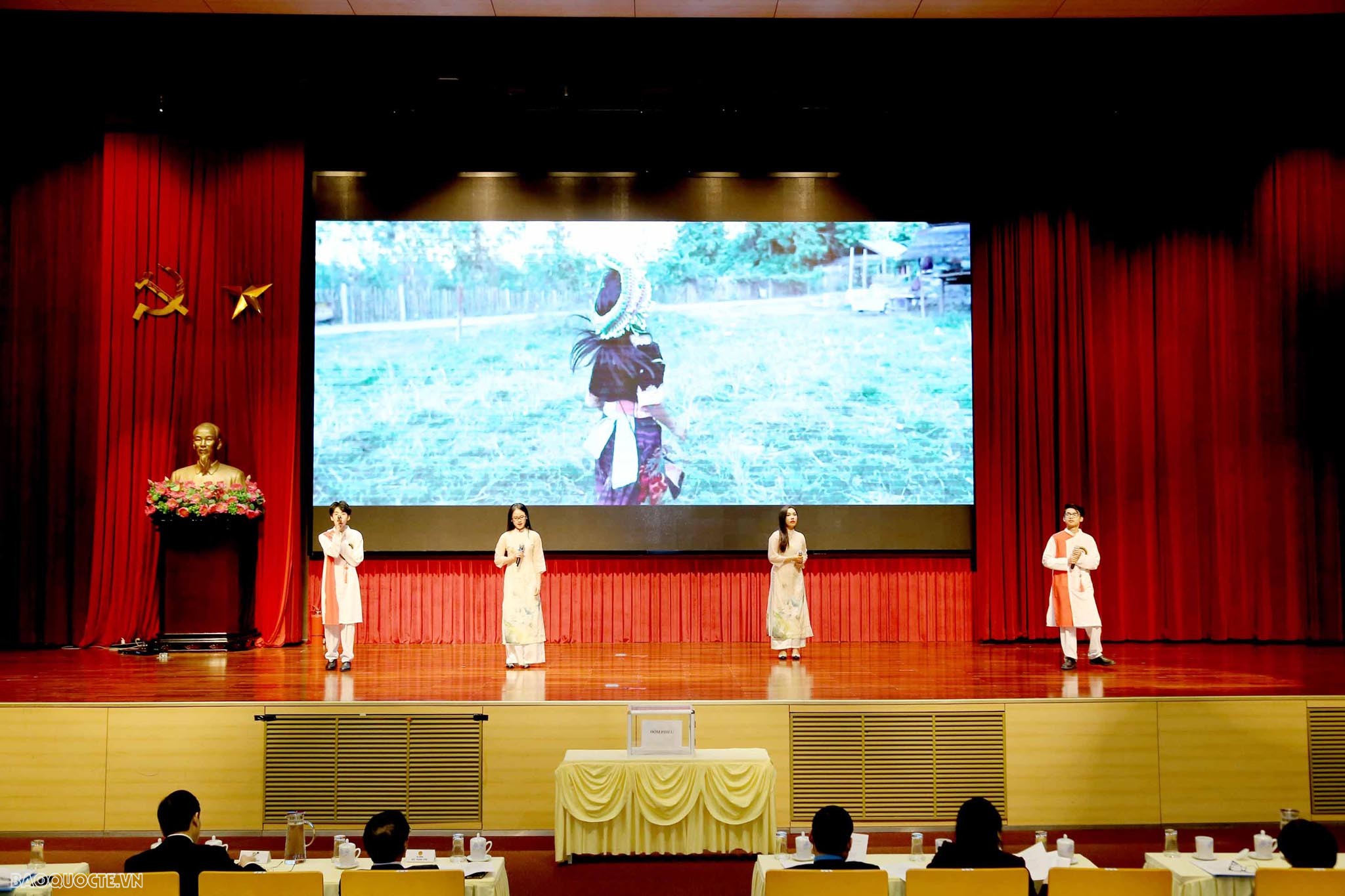 Bộ trưởng Ngoại giao Bùi Thanh Sơn phát động chủ đề thi đua mới năm 2024 tại Hội nghị cán bộ, công chức, viên chức Bộ trưởng Ngoại giao Bùi Thanh Sơn phát động chủ đề thi đua mới năm 2024 với cán bộ, công chức, viên chức ngoại giao