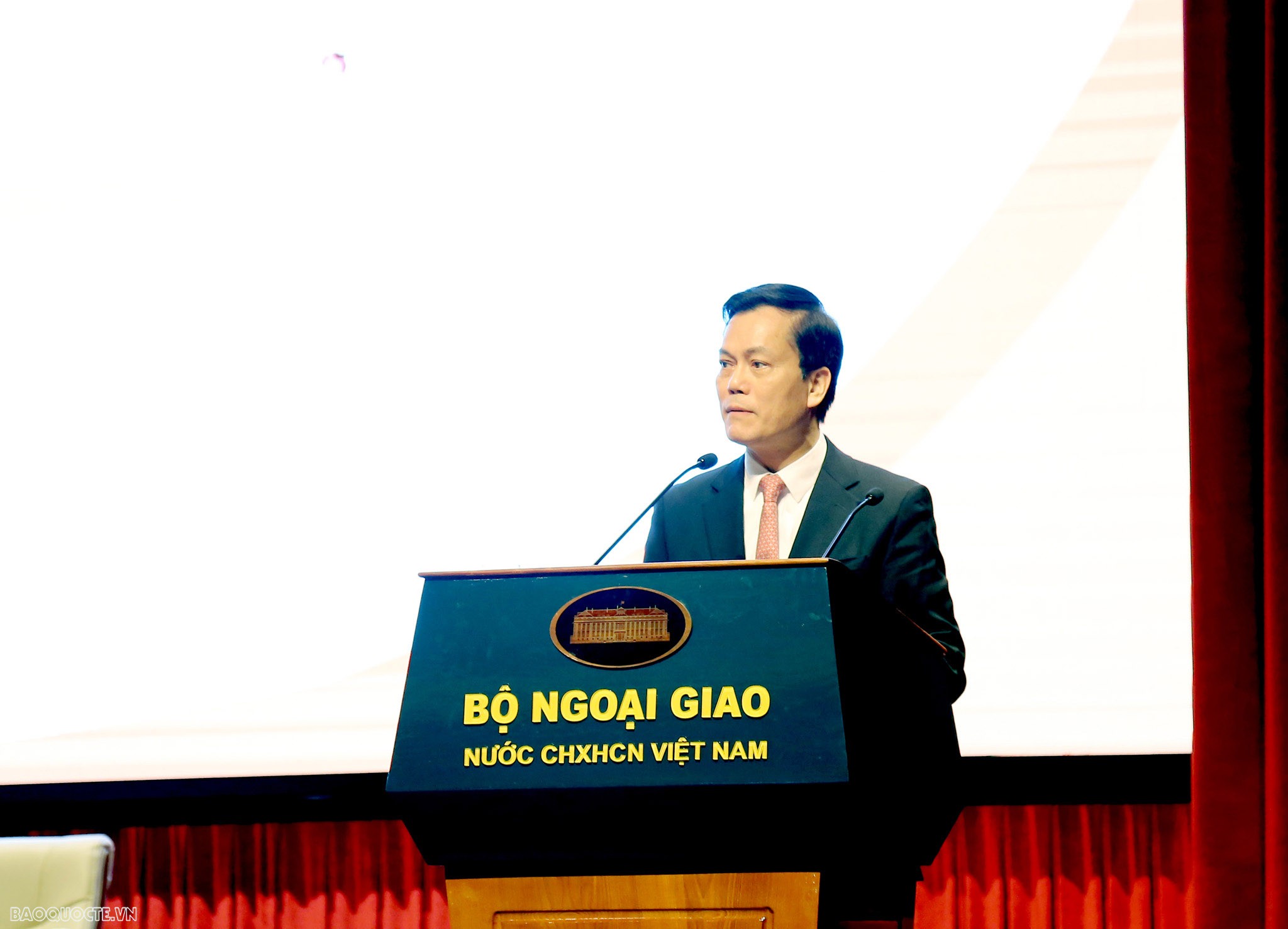 Bộ trưởng Ngoại giao Bùi Thanh Sơn phát động chủ đề thi đua mới năm 2024 tại Hội nghị cán bộ, công chức, viên chức Bộ trưởng Ngoại giao Bùi Thanh Sơn phát động chủ đề thi đua mới năm 2024 với cán bộ, công chức, viên chức ngoại giao