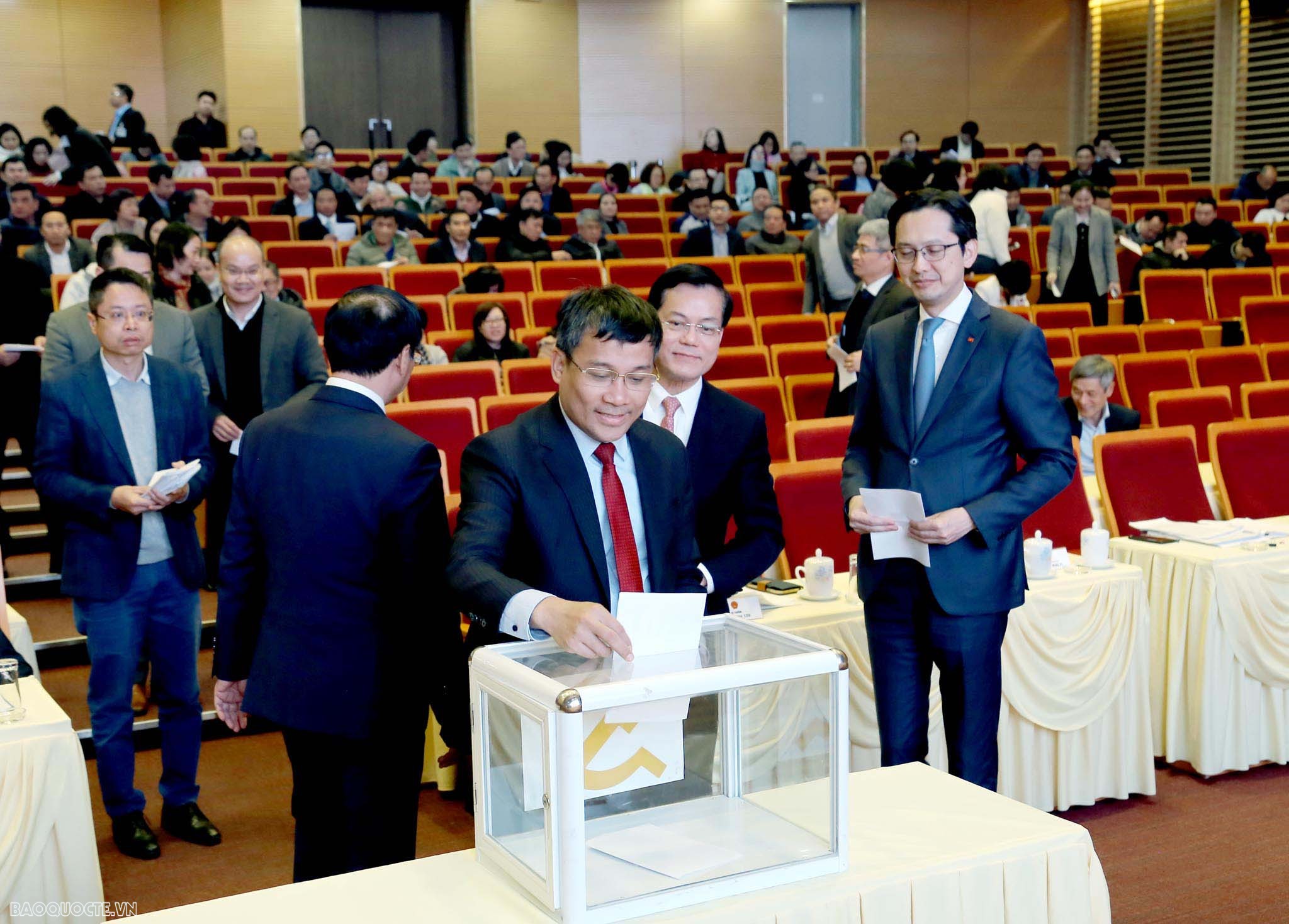 Bộ trưởng Ngoại giao Bùi Thanh Sơn phát động chủ đề thi đua mới năm 2024 tại Hội nghị cán bộ, công chức, viên chức Bộ trưởng Ngoại giao Bùi Thanh Sơn phát động chủ đề thi đua mới năm 2024 với cán bộ, công chức, viên chức ngoại giao