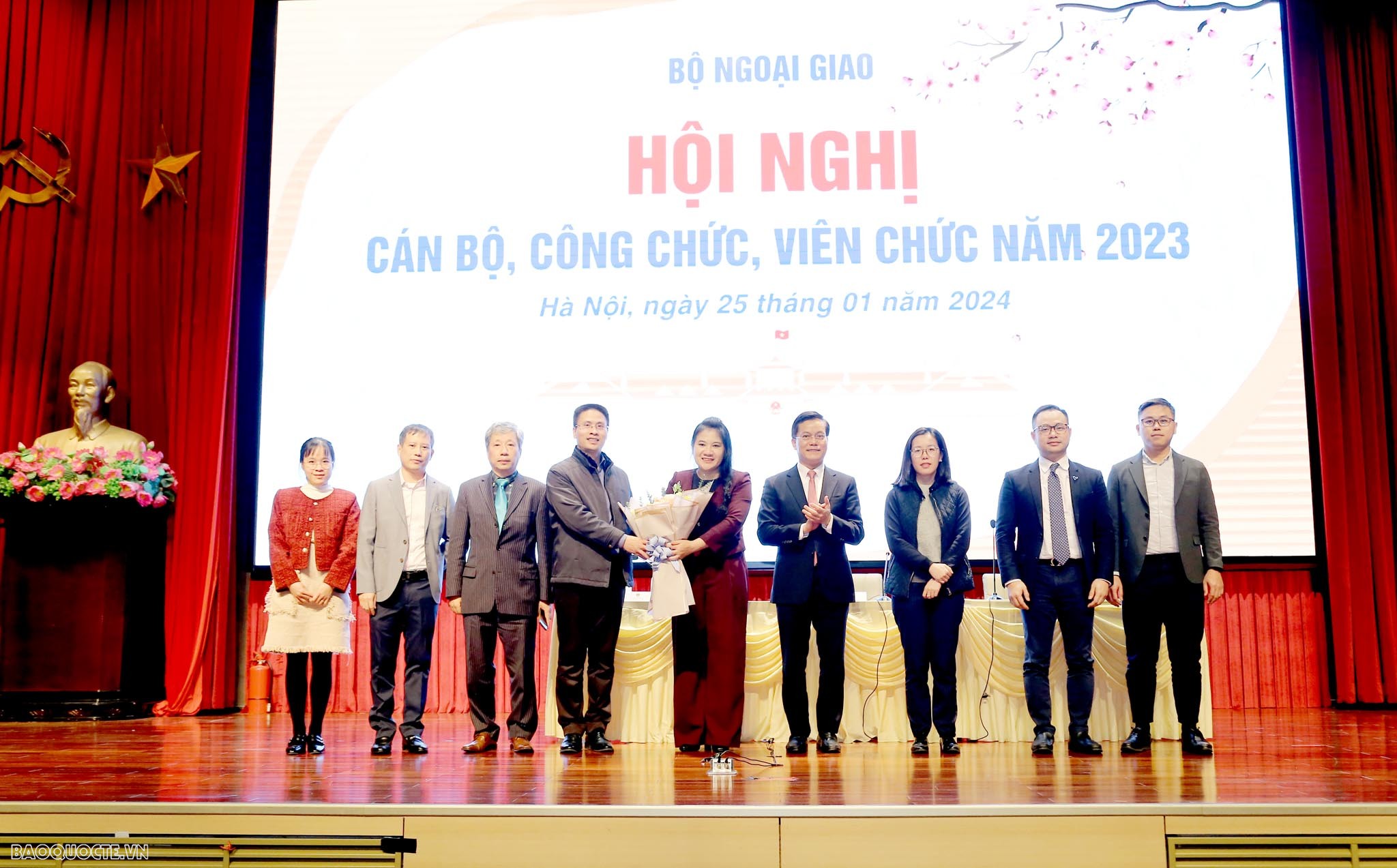 Bộ trưởng Ngoại giao Bùi Thanh Sơn phát động chủ đề thi đua mới năm 2024 tại Hội nghị cán bộ, công chức, viên chức Bộ trưởng Ngoại giao Bùi Thanh Sơn phát động chủ đề thi đua mới năm 2024 với cán bộ, công chức, viên chức ngoại giao