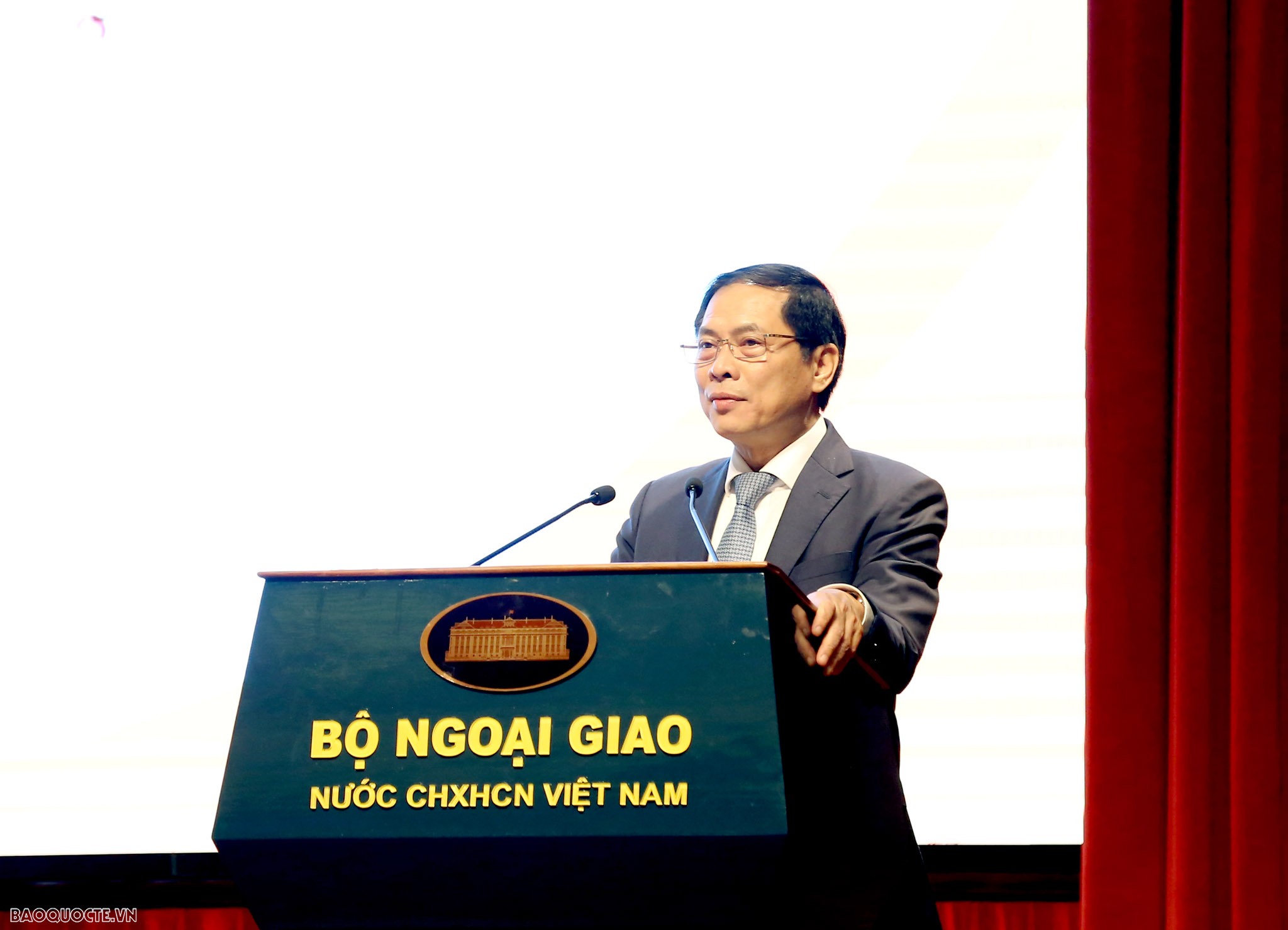 Bộ trưởng Ngoại giao Bùi Thanh Sơn phát động chủ đề thi đua mới năm 2024 tại Hội nghị cán bộ, công chức, viên chức Bộ trưởng Ngoại giao Bùi Thanh Sơn phát động chủ đề thi đua mới năm 2024 với cán bộ, công chức, viên chức ngoại giao