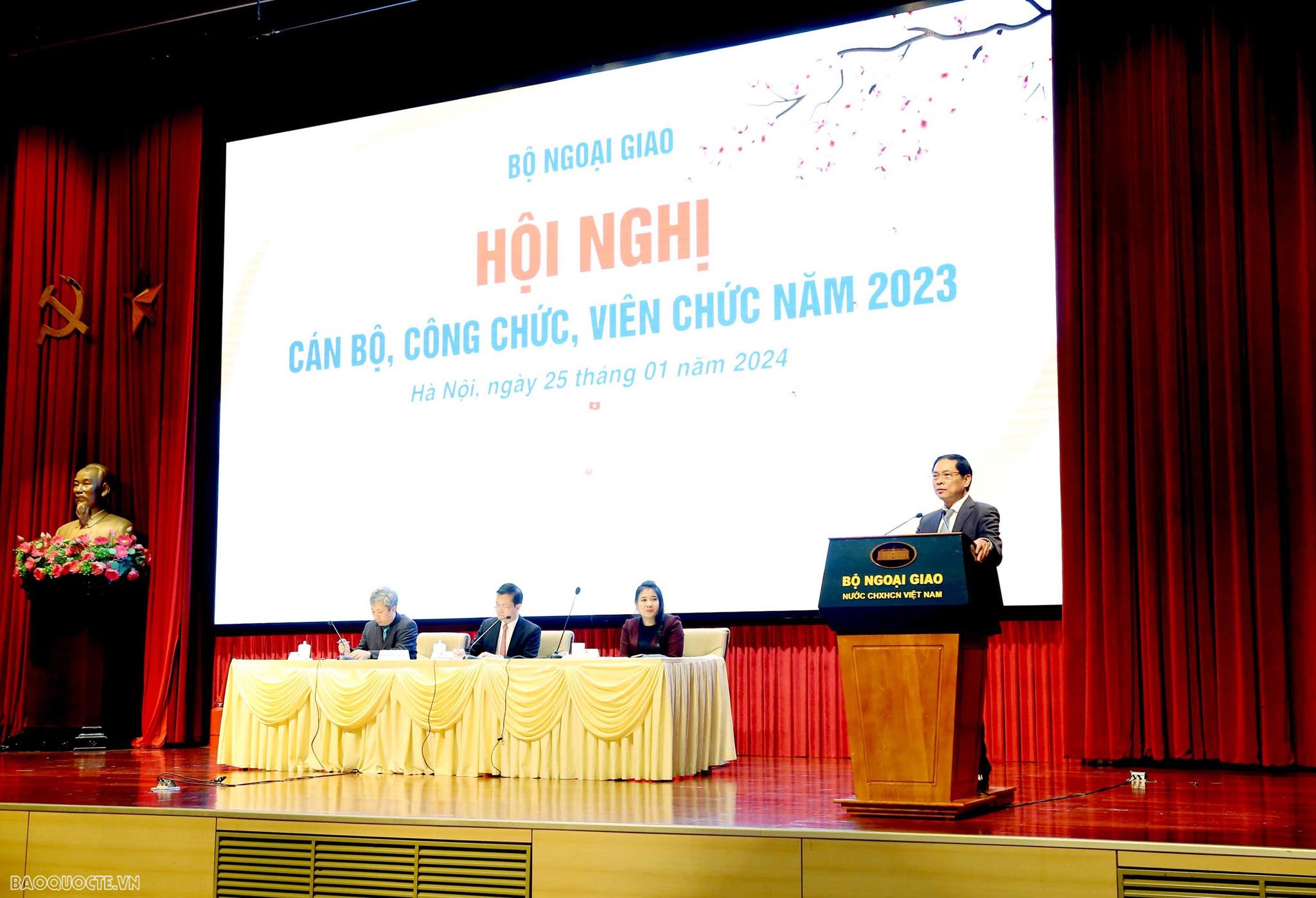 Bộ trưởng Ngoại giao Bùi Thanh Sơn phát động chủ đề thi đua mới năm 2024 tại Hội nghị cán bộ, công chức, viên chức Bộ trưởng Ngoại giao Bùi Thanh Sơn phát động chủ đề thi đua mới năm 2024 với cán bộ, công chức, viên chức ngoại giao