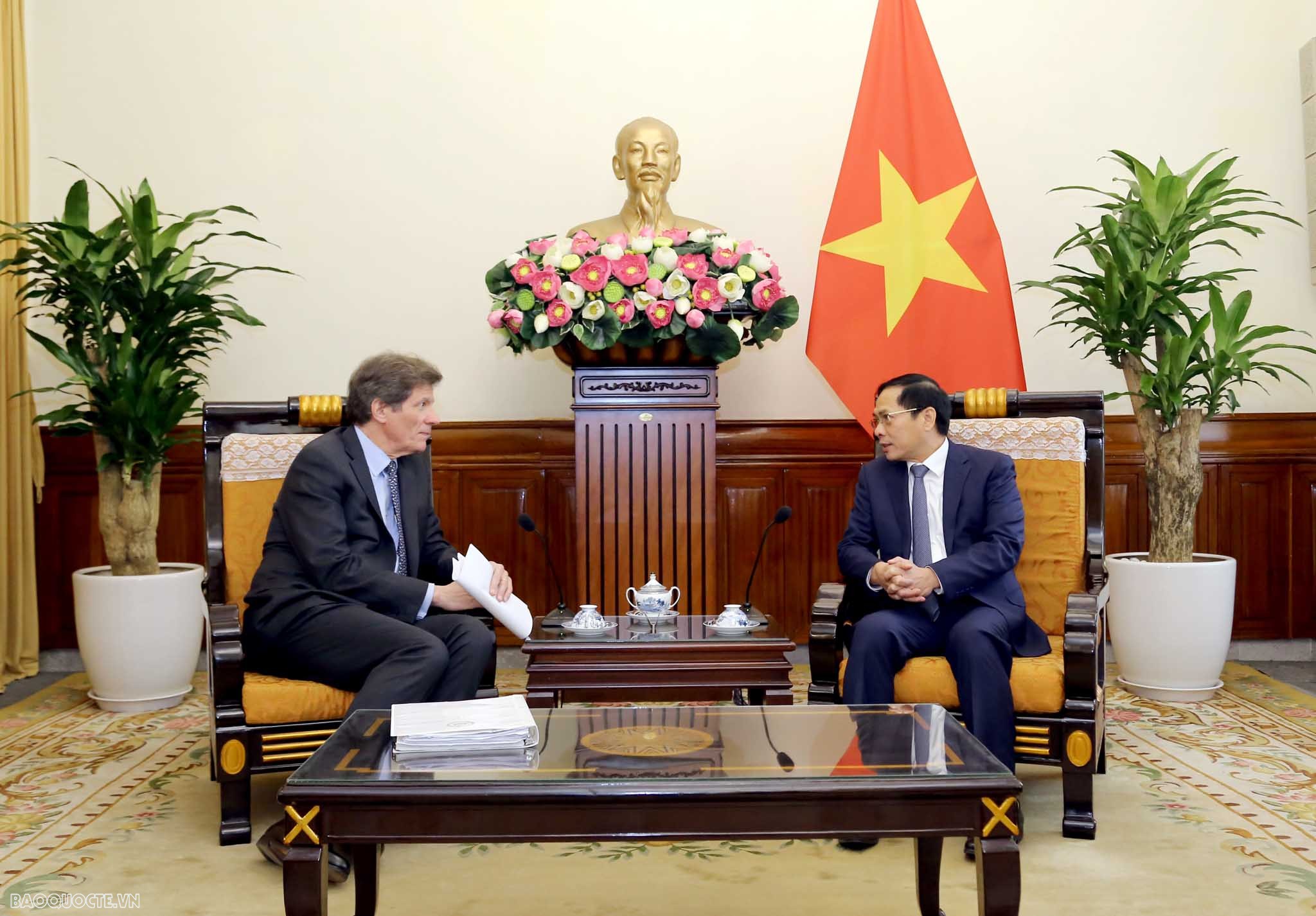 Bộ trưởng Ngoại giao Bùi Thanh Sơn tiếp Thứ trưởng Bộ Ngoại giao Mỹ phụ trách Tăng trưởng Kinh tế, Năng lượng và Môi trường Bộ trưởng Ngoại giao Bùi Thanh Sơn tiếp Thứ trưởng Ngoại giao Hoa Kỳ