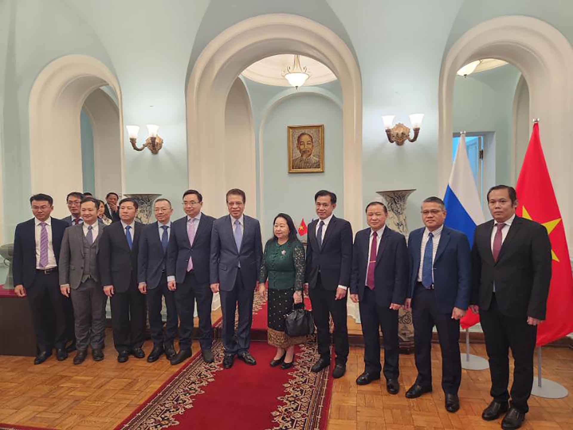 Đại diện Đại sứ quán Việt Nam và Lào tại Nga chụp ảnh lưu niệm