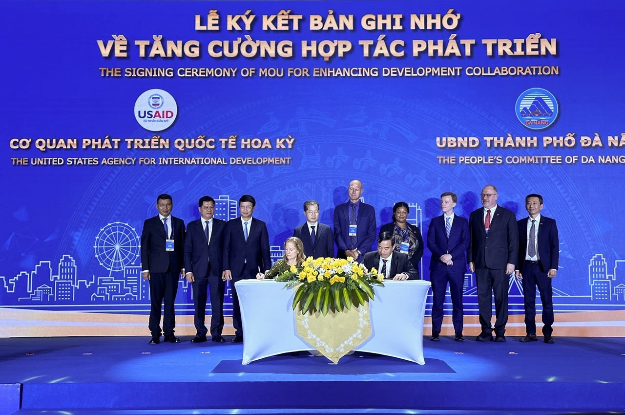 Gặp gỡ Đà Nẵng 2024: Ký kết biên bản ghi nhớ về tăng cường hợp tác phát triển giữa UBND thành phố Đà Nẵng và Cơ quan phát triển quốc tế Hoa Kỳ.(Nguồn: TTXVN) Gặp gỡ Đà Nẵng 2024: Ký kết biên bản ghi nhớ về tăng cường hợp tác phát triển giữa UBND thành phố Đà Nẵng và Cơ quan phát triển quốc tế Hoa Kỳ.(Nguồn: TTXVN)