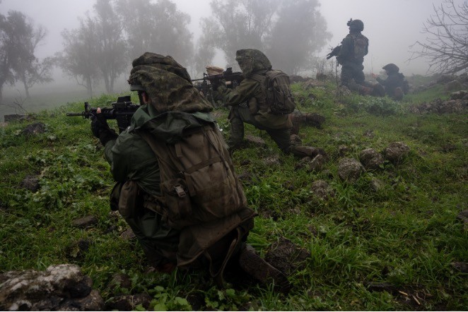 Các binh sĩ của Lữ đoàn lính dù dự bị 226 thực hiện một cuộc tập trận ở miền bắc Israel, trong hình ảnh tài liệu được công bố ngày 27 tháng 1 năm 2024. (Nguồn: Times of Israel))