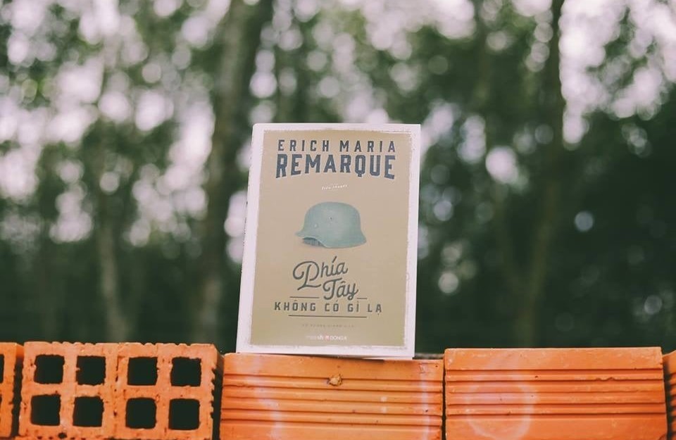 bía cuốn sách Sách 'Phía Tây không có gì lạ': Mảnh vỡ lòng người trong cuộc đại chiến