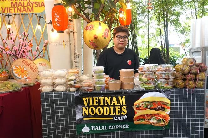Gian hàng bán phở theo tiêu chuẩn Halal của kiều bào tại Lễ hội Tết Việt 2024. Ảnh: Hằng Linh - PV TTXVN tại Malaysia Gian hàng bán phở theo tiêu chuẩn Halal của kiều bào tại Lễ hội Tết Việt 2024. Ảnh: Hằng Linh - PV TTXVN tại Malaysia
