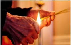 Mẹo xử lý đúng cách hương bị tắt trên bàn thờ ngày Tết