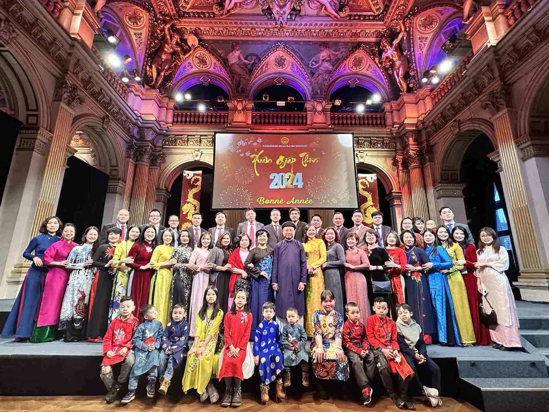 Đại sứ quán Việt Nam tại Pháp tổ chức đón Tết Giáp Thìn 2024 Đại sứ quán Việt Nam tại Pháp tổ chức đón Tết Giáp Thìn 2024