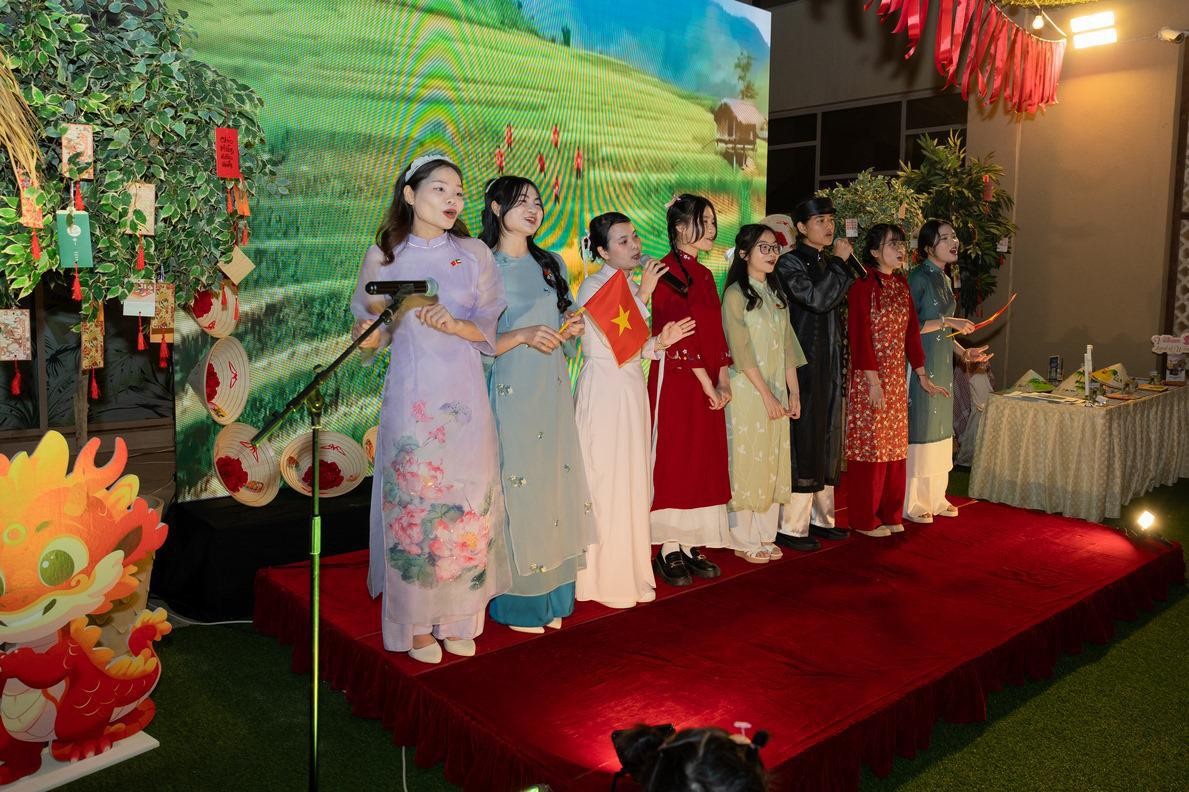 Tiết mục văn nghệ của các bạn du học sinh Việt Nam tại Kuwait Tiết mục văn nghệ của các bạn du học sinh Việt Nam tại Kuwait