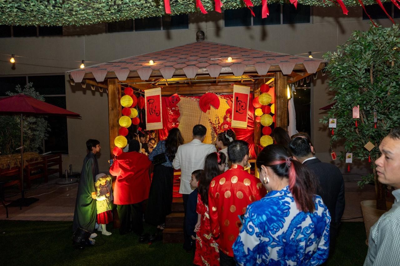 Đông đảo cộng đồng xếp hàng chờ đến lượt xin chữ Đông đảo cộng đồng xếp hàng chờ đến lượt xin chữ