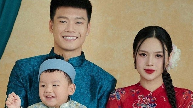 Gia đình tuyển thủ Nguyễn Thành Chung chọn áo dài trong bộ ảnh chào năm mới