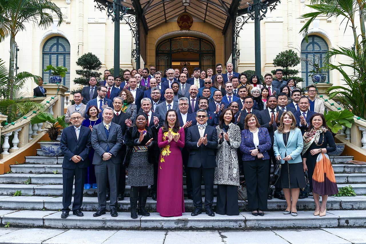 Sáng ngày 29/1, trước thềm năm mới Giáp Thìn 2024, tại Nhà khách Chính phủ, Thứ trưởng Ngoại giao Lê Thị Thu Hằng đã chủ trì buổi gặp mặt thường niên của Bộ Ngoại giao với các cơ quan đại diện nước ngoài và các cơ quan thông tấn, báo chí nước ngoài thường trú tại Việt Nam. (Ảnh: Phạm Hải) Sáng ngày 29/1, trước thềm năm mới Giáp Thìn 2024, tại Nhà khách Chính phủ, Thứ trưởng Ngoại giao Lê Thị Thu Hằng đã chủ trì buổi gặp mặt thường niên của Bộ Ngoại giao với các cơ quan đại diện nước ngoài và các cơ quan thông tấn, báo chí nước ngoài thường trú tại Việt Nam. (Ảnh: Phạm Hải)