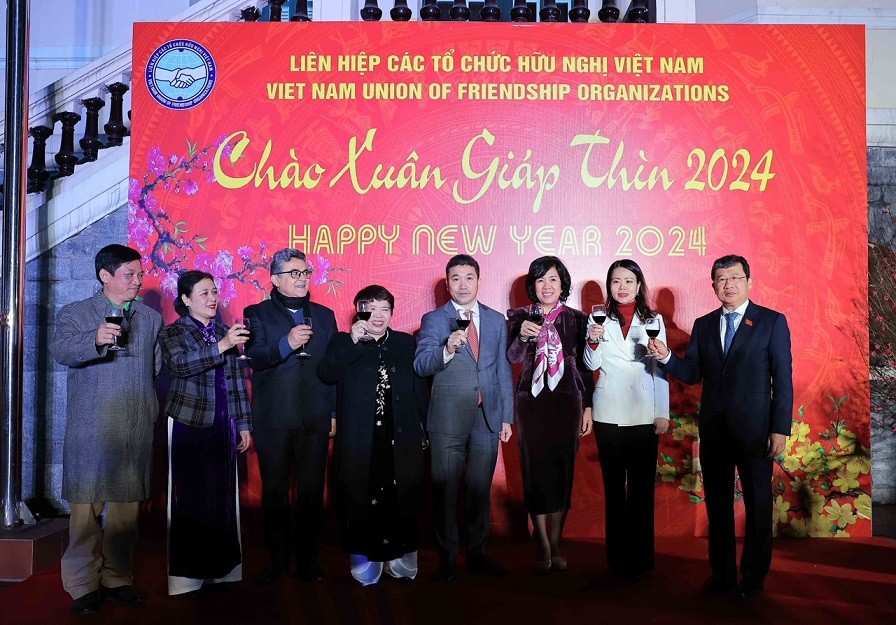 Gặp gỡ hữu nghị chào Xuân Giáp Thìn 2024 và tri ân bạn bè quốc tế Gặp gỡ hữu nghị chào Xuân Giáp Thìn 2024 và tri ân bạn bè quốc tế