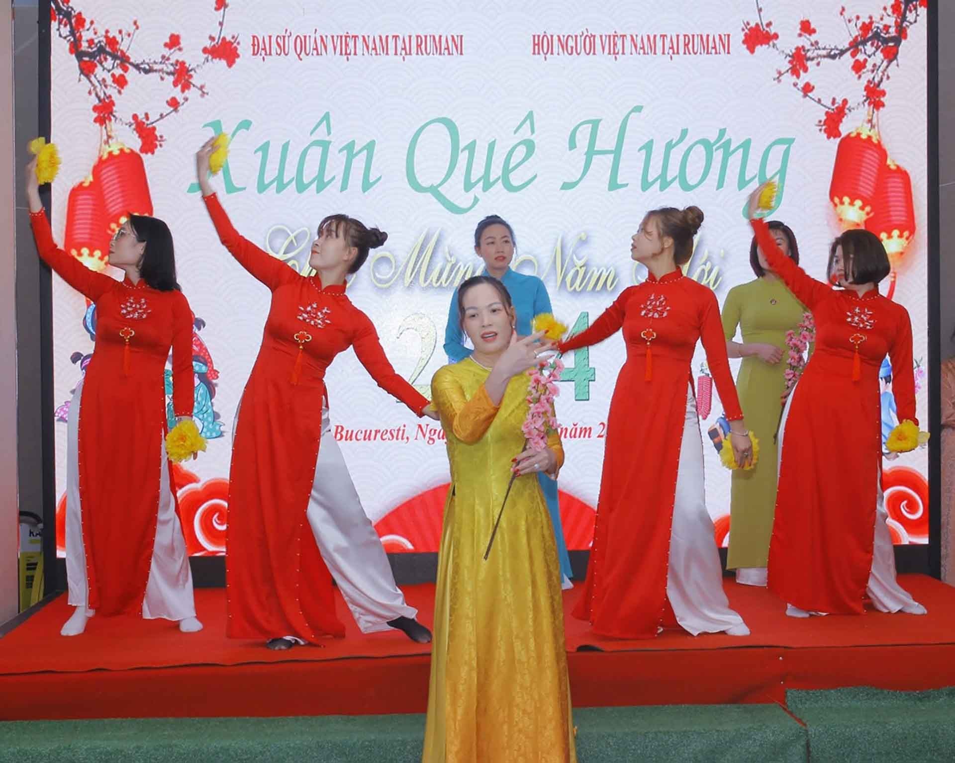 Tiết mục nghệ thuật chào đón Xuân về. Tiết mục nghệ thuật chào đón Xuân về.