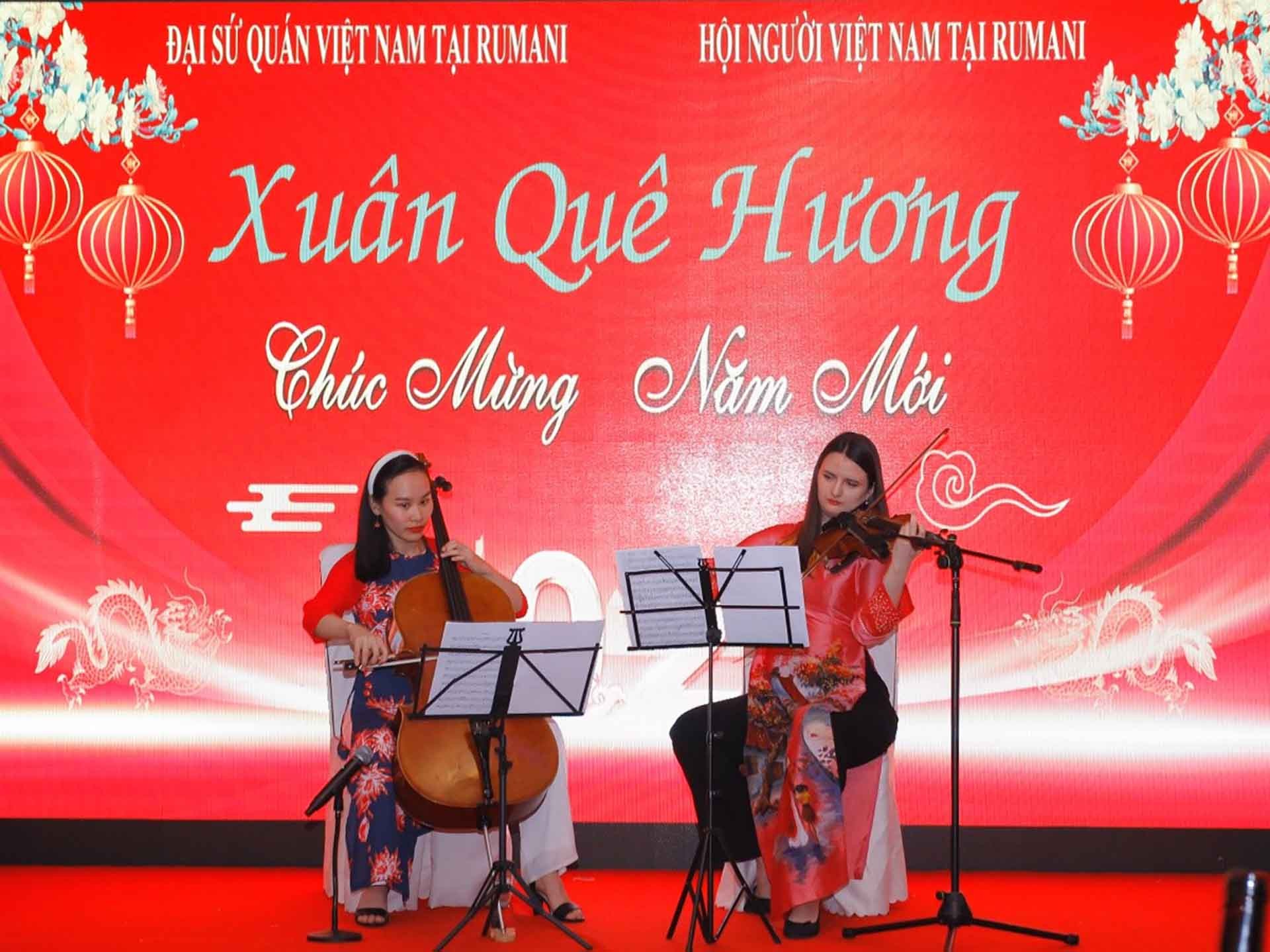 Tiết mục đàn do sinh viên Việt Nam và Romania biểu diễn. Tiết mục đàn do sinh viên Việt Nam và Romania biểu diễn.