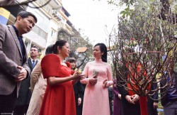 Phu nhân Chủ tịch nước và Phu nhân Tổng thống Philippines dạo chợ hoa Tết