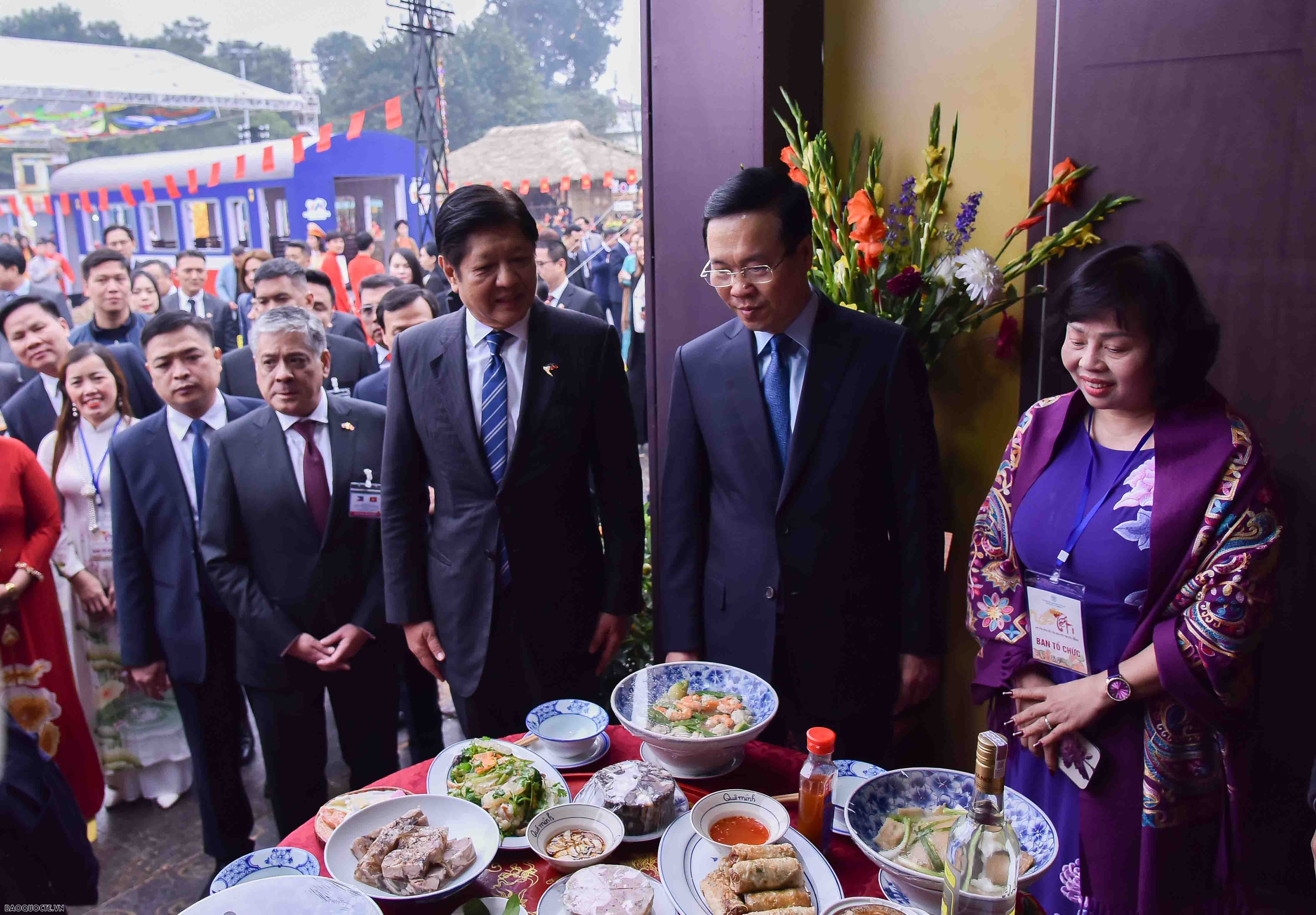 Hai Nguyên thủ Việt Nam và Philippines thăm quan Hoàng Thành Thăng Long