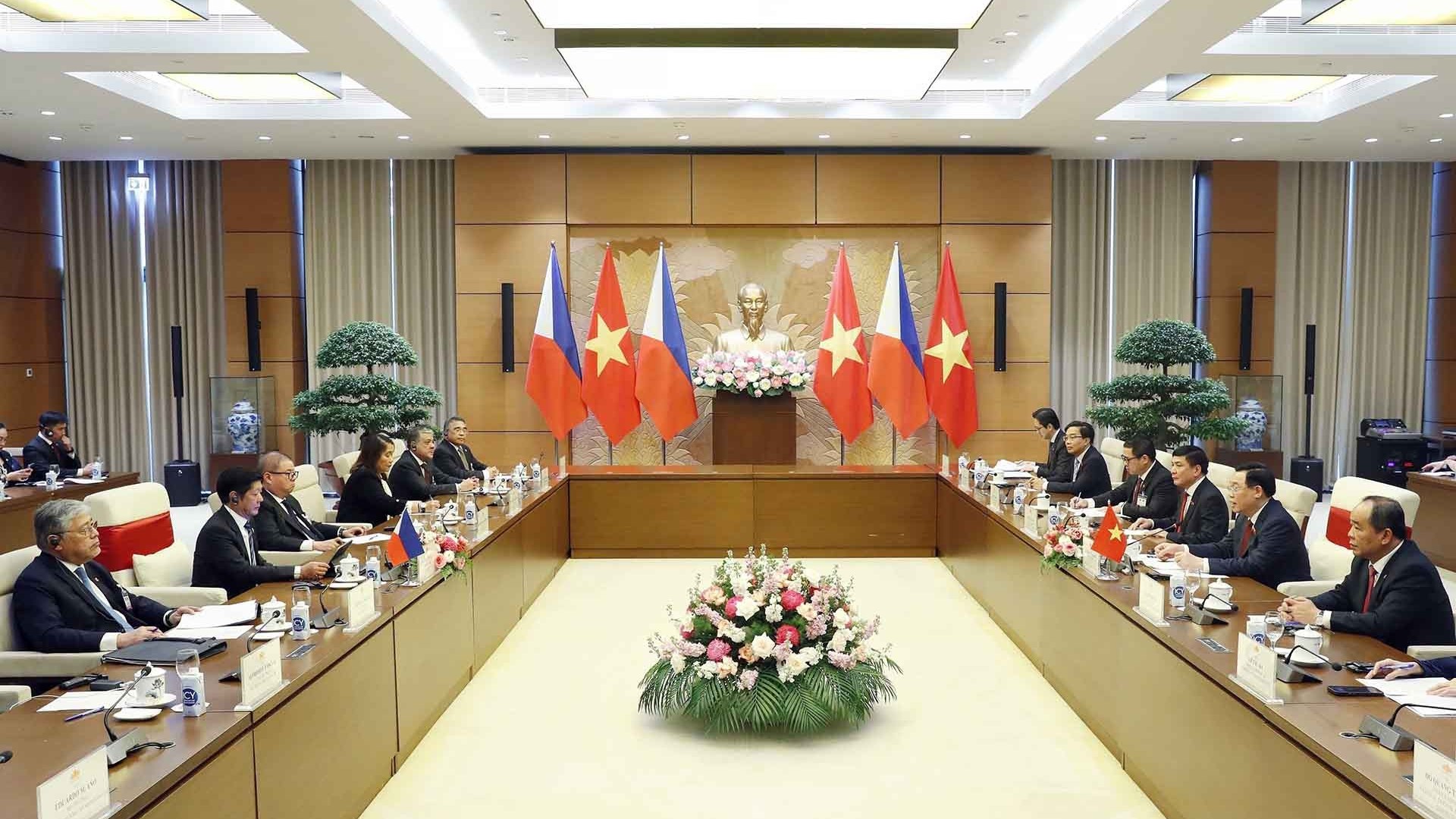 Chủ tịch Quốc hội Vương Đình Huệ hội kiến Tổng thống Philippines