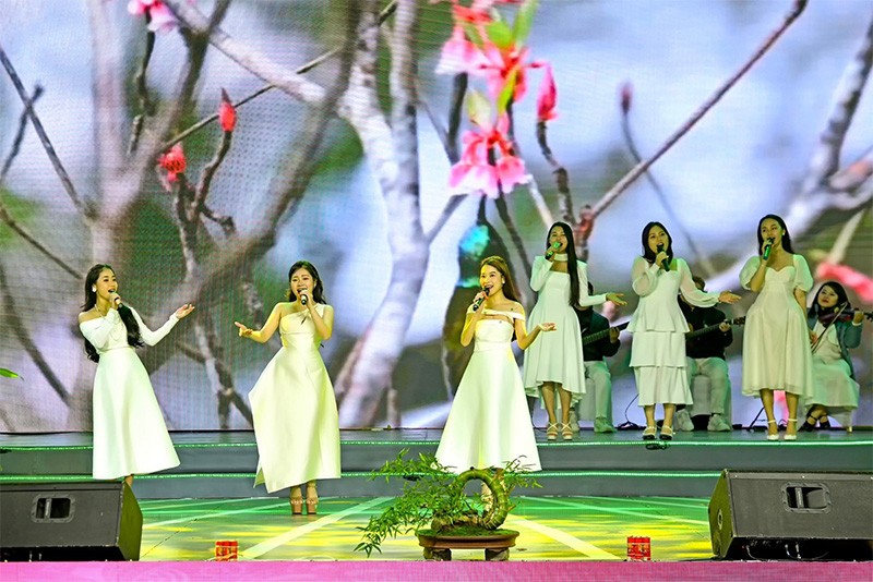 NSƯT Hương Giang để lại những ấn tượng đặc biệt qua Chương trình Nghệ thuật ‘Sắc Xuân Đất Việt 2024’