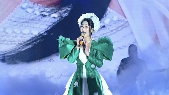 Làng lúa, làng hoa tươi xanh thêm trong ‘mùa Xuân’ của giọng ca NSƯT Hương Giang