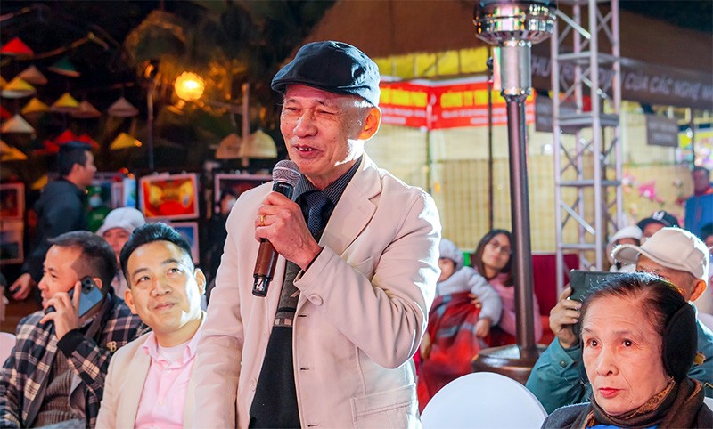 Nhạc sỹ Ngọc Khuê giao lưu với khán giả tại Chương trình nghệ thuật.