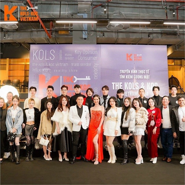 Ban giám khảo chụp ảnh cùng thí sinh sau buổi casting đầy áp lực. (Ảnh: BTC) Ban giám khảo chụp ảnh cùng thí sinh sau buổi casting đầy áp lực. (Ảnh: BTC)