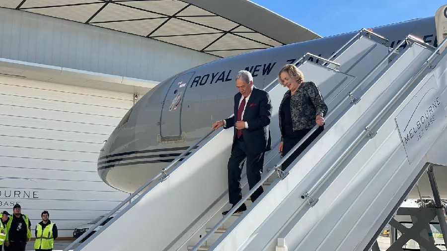 Ngoại trưởng Winston Peters và Bộ trưởng Quốc phòng Judith Collins đến Melbourne. Nzherald Ngoại trưởng Winston Peters và Bộ trưởng Quốc phòng Judith Collins đến Melbourne. Nzherald