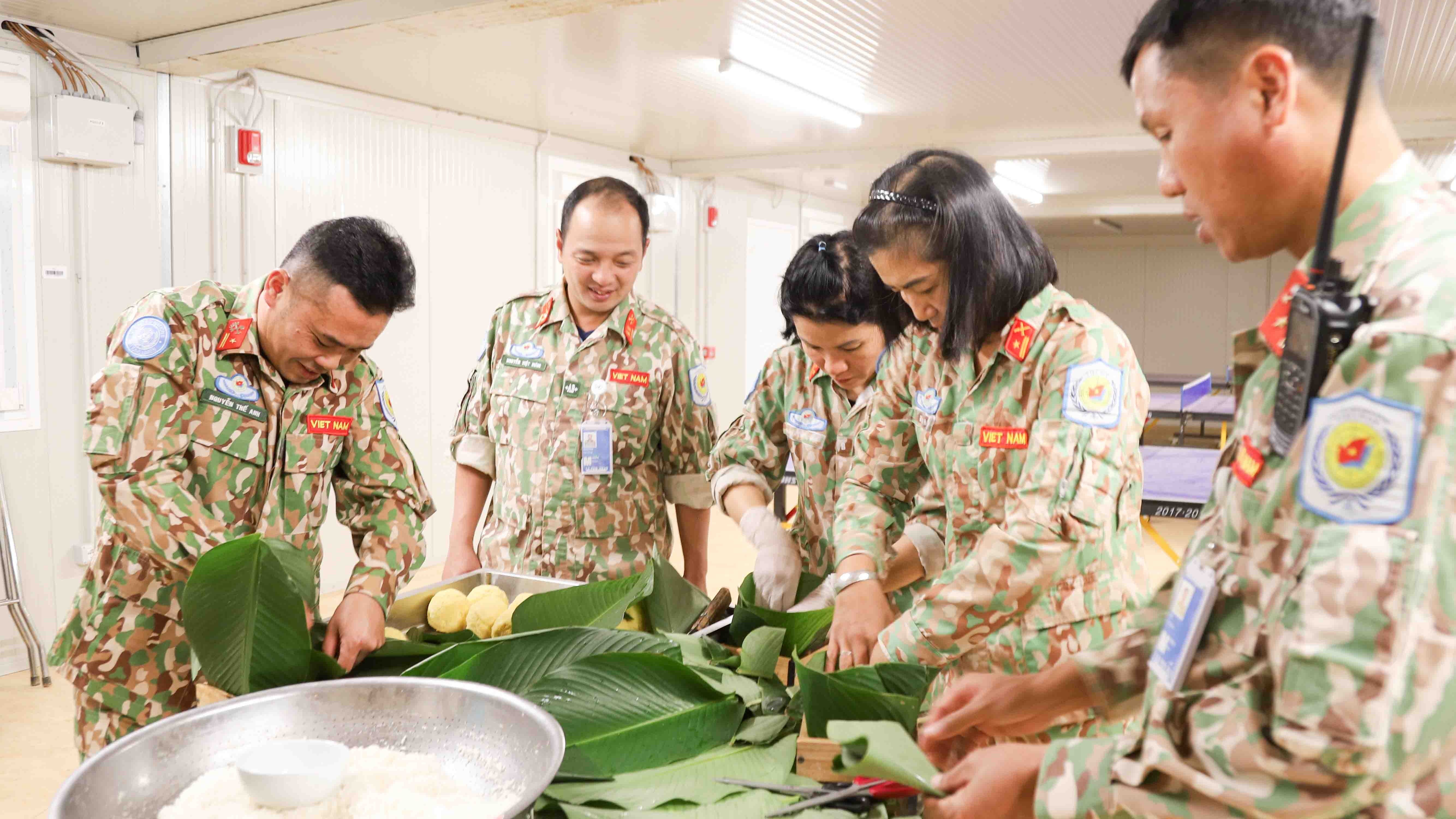 Tết có bánh chưng xanh, cành hoa đào, hoa mai của các chiến sĩ mũ nồi xanh ở Abyei