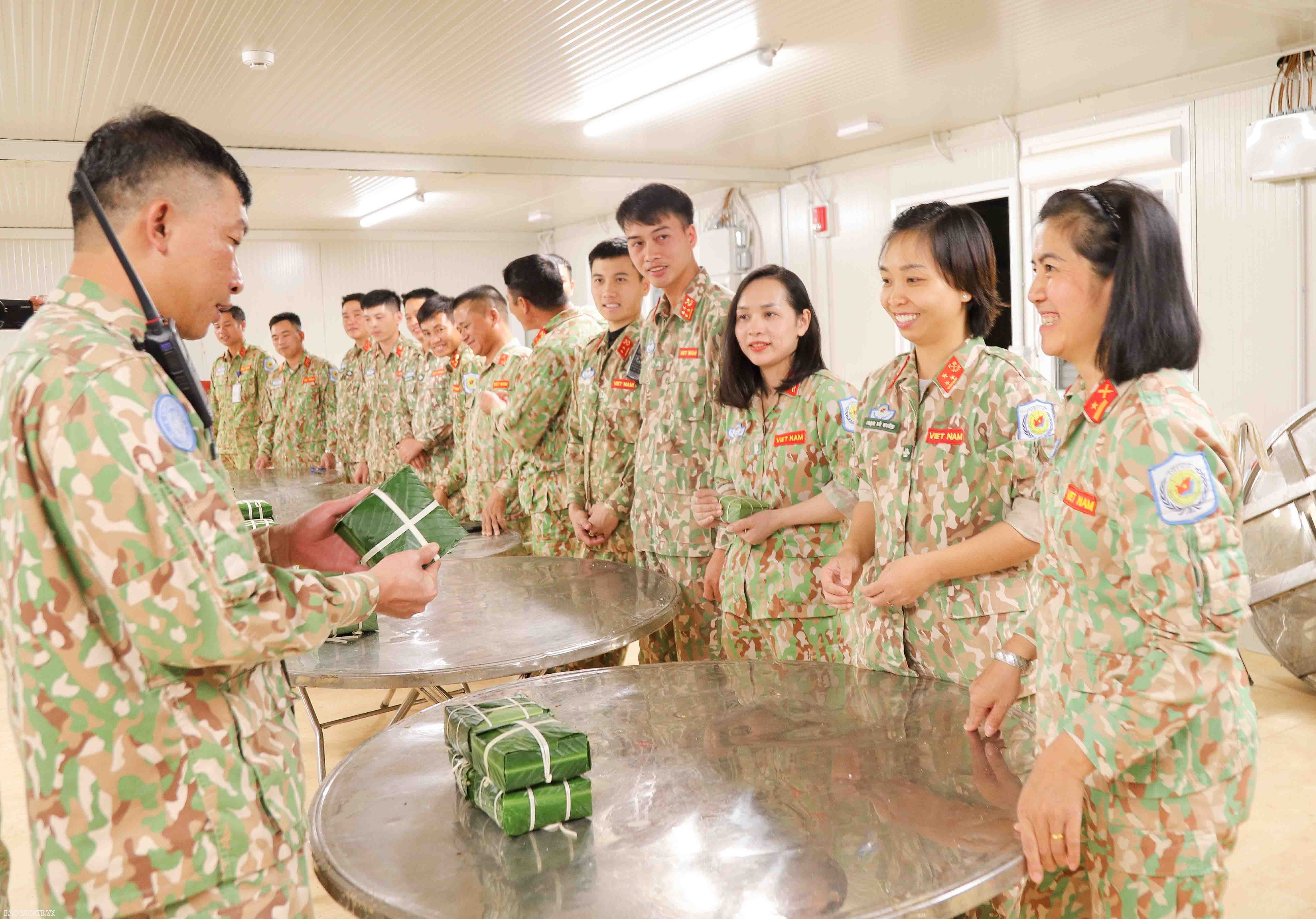 Những chiếc bánh Chưng vuông vắn được gói rất nhanh bởi người lính công binh hàng ngày chỉ quen lái máy ủi, máy xúc với thời gian trung bình chưa đến 3 phút/chiếc.