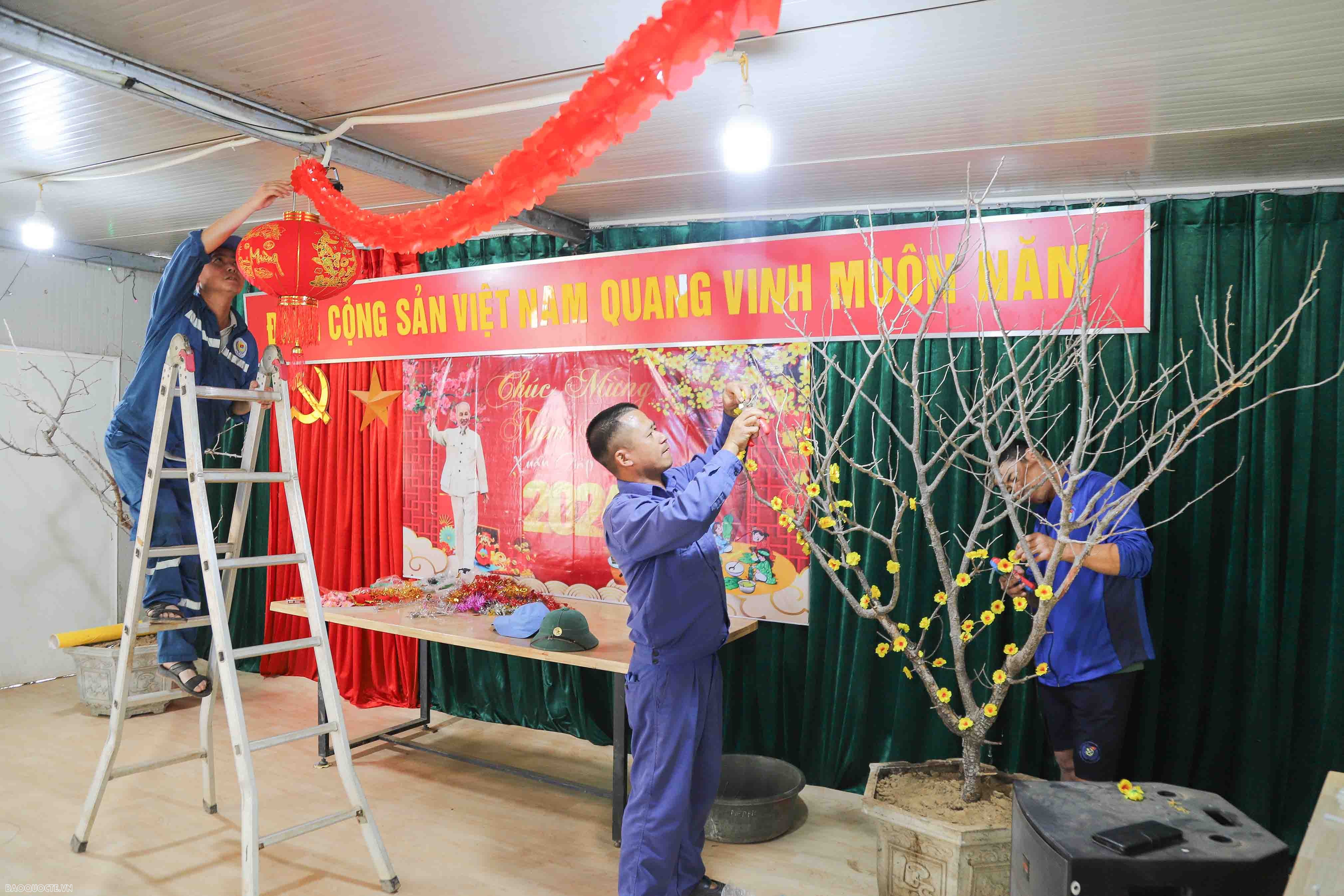 Trong thời gian chờ các vật dụng trang trí Tết được chuyển từ Việt Nam sang, Đội Công binh đã tận dụng vật chất có thể tái sử dụng để trang trí phòng khách cũng như phòng sinh hoạt chung của các Phân đội. Những nhánh cây rừng châu Phi được bộ đội Việt Nam tận dụng thành cây đào, cây mai ngày Tết.