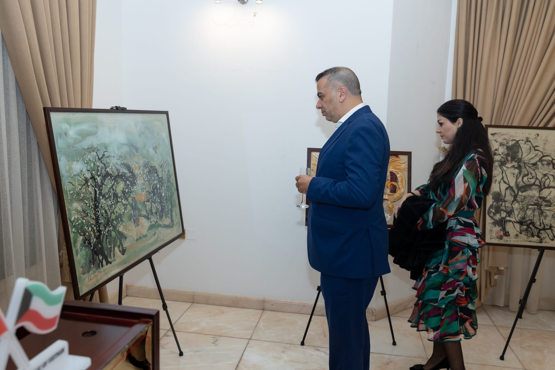 Hoạ sĩ Ngô Đức Hoàng mang 'mảnh đất tình yêu' Việt Nam đến với Kuwait qua triển lãm hội hoạ