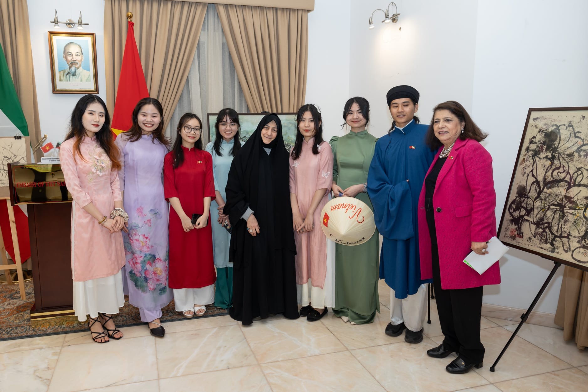 Hoạ sĩ Ngô Đức Hoàng mang 'mảnh đất tình yêu' Việt Nam đến với Kuwait qua triển lãm hội hoạ