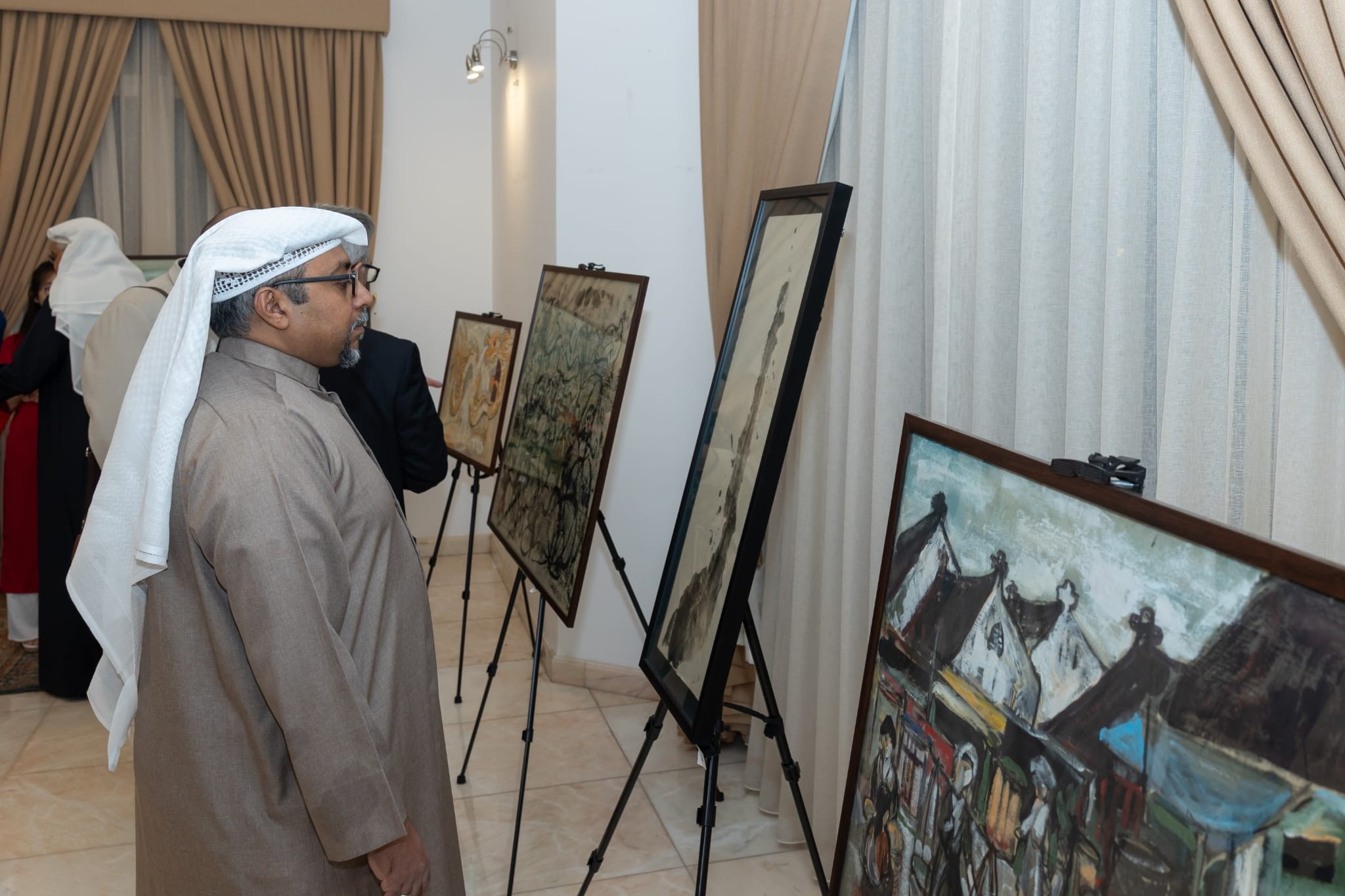 Hoạ sĩ Ngô Đức Hoàng mang 'mảnh đất tình yêu' Việt Nam đến với Kuwait qua triển lãm hội hoạ