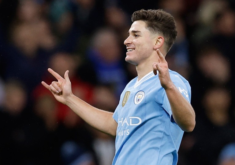 Julian Alvarez sớm mở tỷ số với pha đánh đầu cận khung thành.