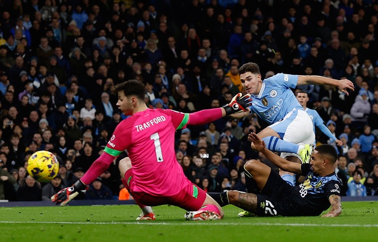 Phút 22, lại là Alvarez nhân đôi cách biệt sau pha dàn xếp đá phạt thông minh.